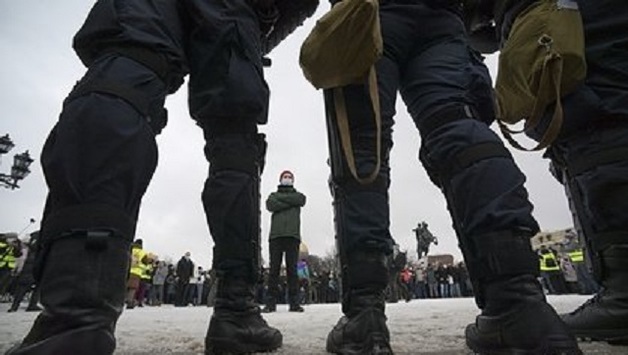 На ударившего двух полицейских в Петербурге возбудили уголовное дело