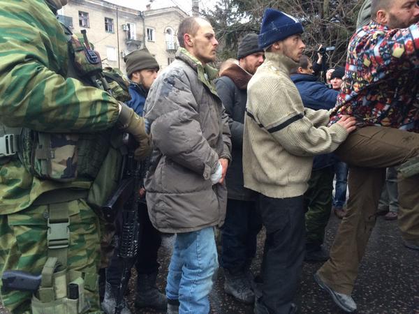 Террористы "ДНР" провели очередной "парад" пленных в Донецке