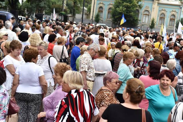 Пенсионеры под Радой митингуют в защиту бизнесменов