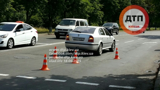 ДТП в Киеве в Соломенском районе: на Воздухофлотском проспекте на пешеходном переходе Skoda Octavia сбил женщину