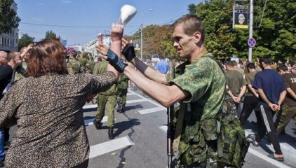 Дончане «по-своему» разобрались с женщиной, унижавшей бойцов ВСУ на «параде военнопленных»