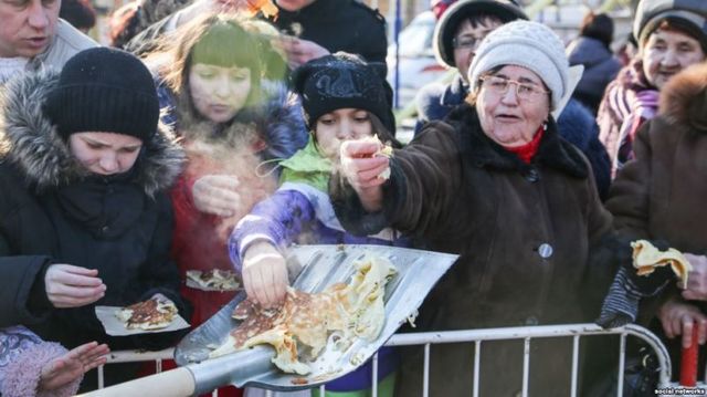 Москвичей накормили салатом с ковша бульдозера