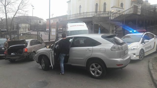 Активисты показали роскошные автомобили "Автомайдана"