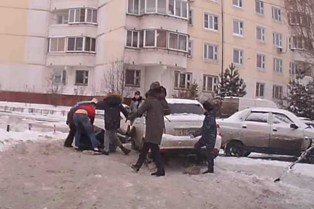 В подмосковных Люберцах из-за автомобильной пробки произошла массовая драка