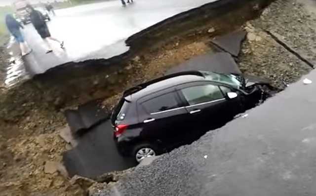 Овраг глубиной 6 метров: Автомобиль на федеральной трассе провалился в промоину от дождей