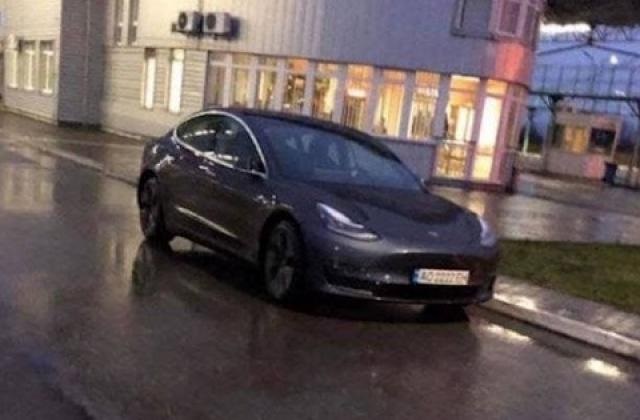 В Закарпатье патрульные остановили пьяного топ-таможенника за рулем Tesla