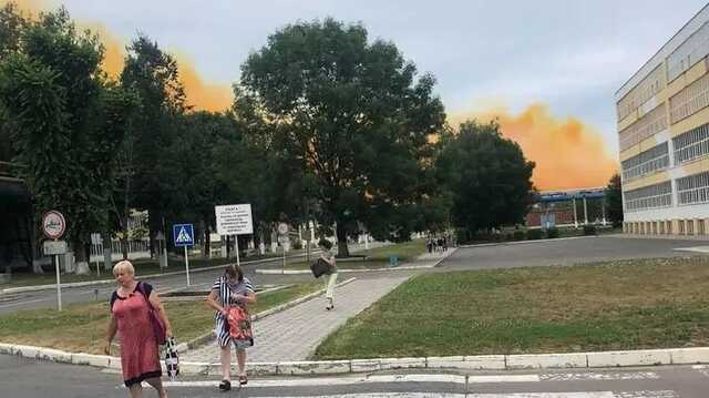 "Облако бурого дыма катится в сторону города". На азотном заводе под Ровно произошел взрыв