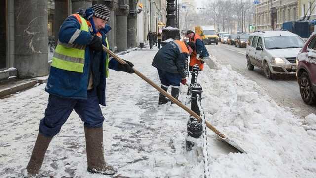 В Петербурге на улицы вышли первые желающие убирать снег за 150 рублей / час