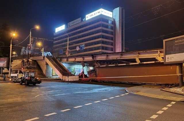 В Минске на Немиге рухнула часть пешеходного моста