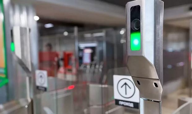 Пассажир московского метро, оплативший проезд с помощью Face Pay, получил штраф за отсутствие маски