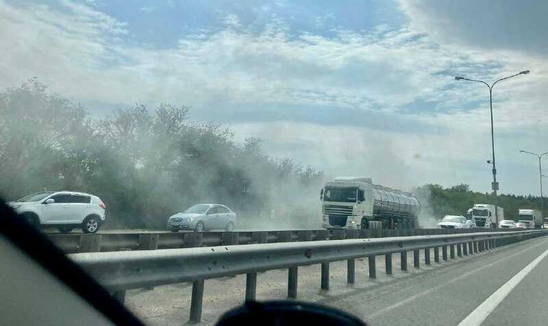 В Ростовской области во время движения по трассе М-4 «Дон» загорелась фура с щебнем