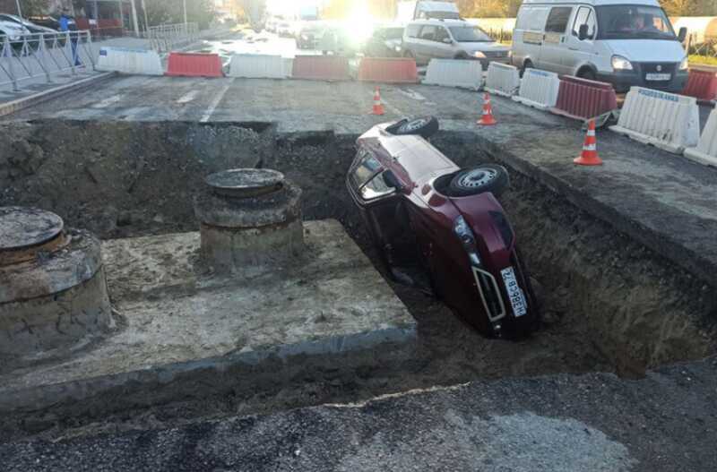 Водитель не заметил траншею на дороге и опрокинулся в нее