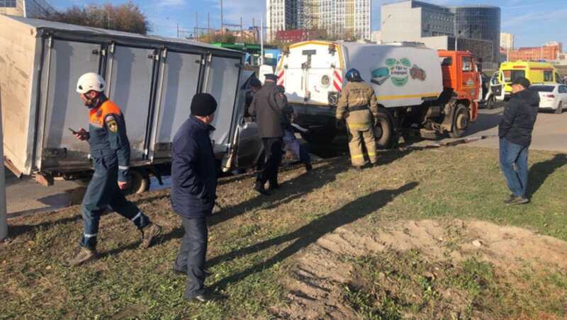 В Уфе спасатели пришли на помощь участнику ДТП с зажатыми ногами в машине