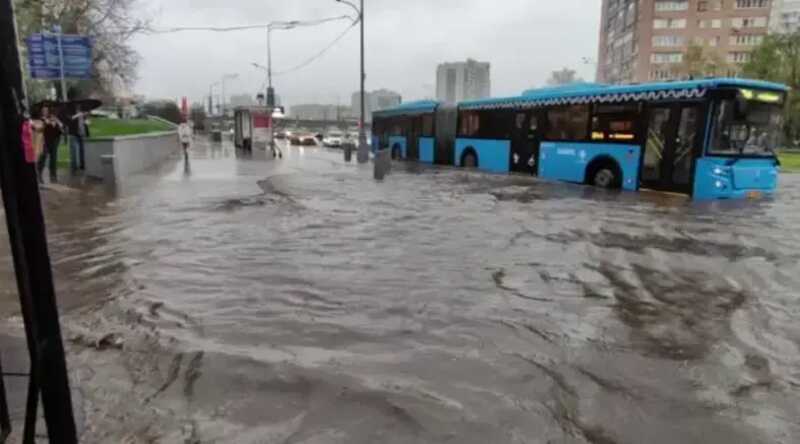 Улицы Москвы затопило после сильного ливня