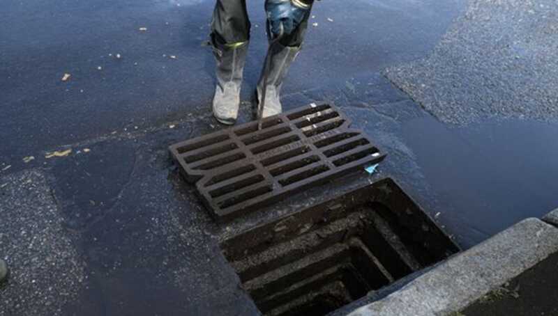 В Москве сотрудники водоканала обследовали все люки на дорогах