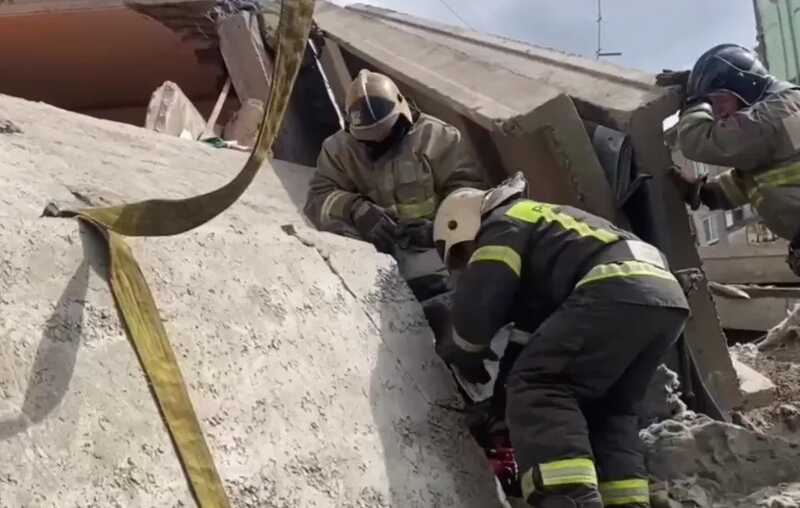 Живая девочка найдена под завалами в Нижнем Тагиле