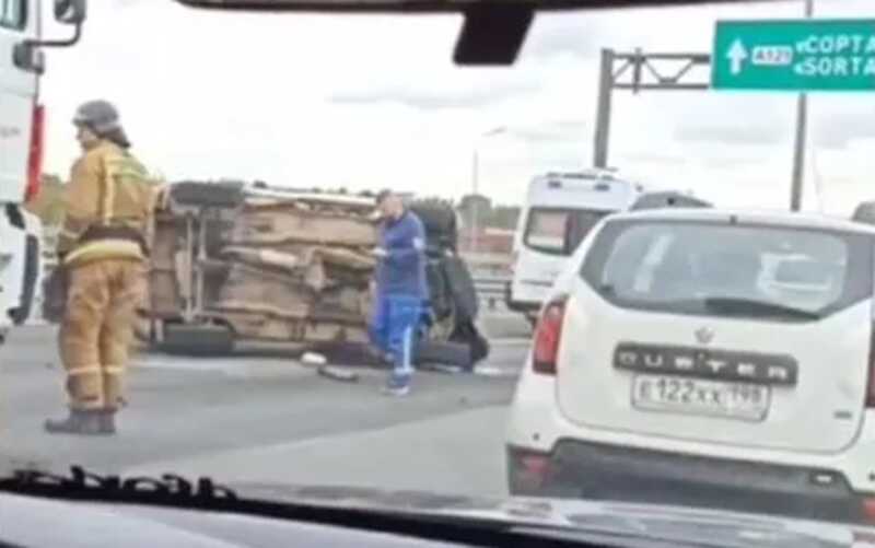 В Санкт-Петербурге легковой автомобиль перевернулся и задымился после аварии