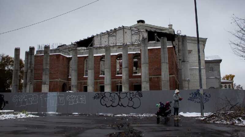 В Саратове артисты балета привлекли внимание к разрушенному театру через танцы на фоне руин