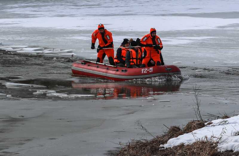 В Забайкалье КАМАЗ ушел под лед реки, водитель погиб