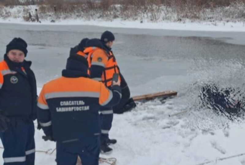 В Башкирии мужчина хотел набрать воды из реки и утонул