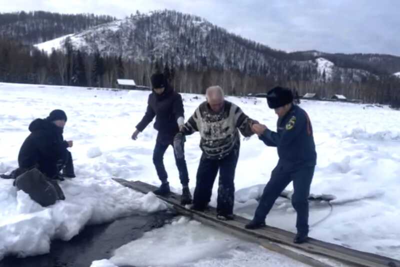 В Туве мужчина ушел под лед на реке