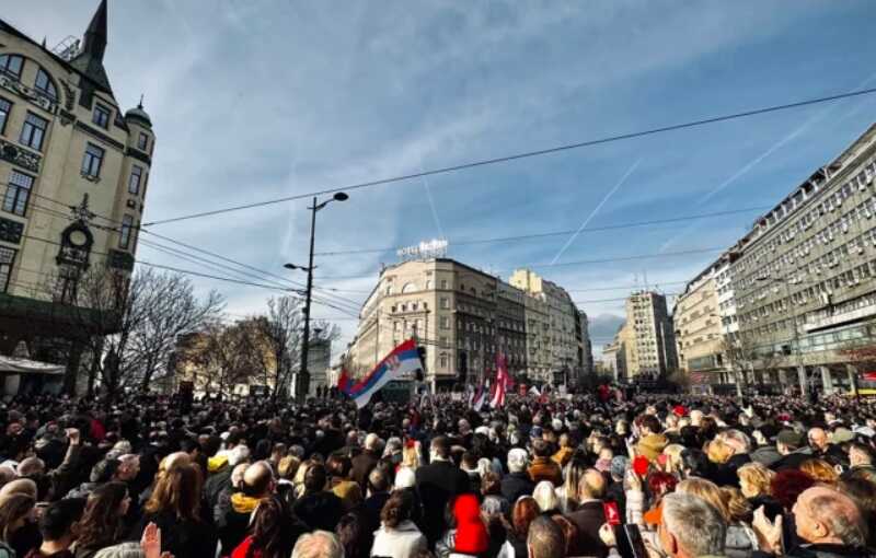 Ситуация в Белграде накаляется: полиция окружила парламент и резиденцию Вучича