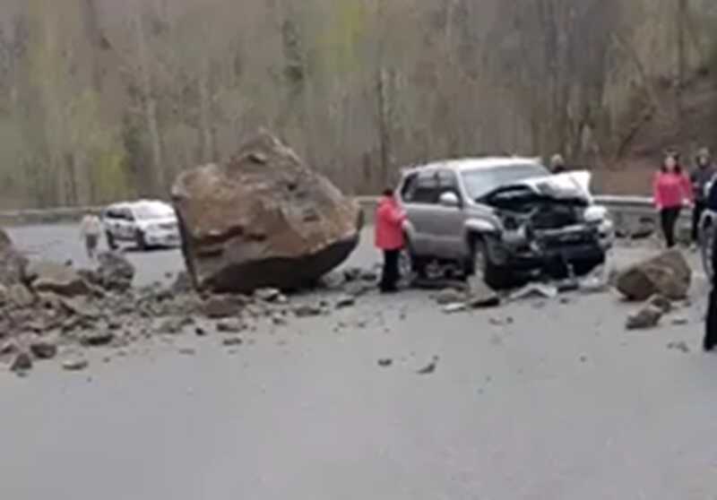 В Приморье камни обрушились на дорогу и прижали автомобили