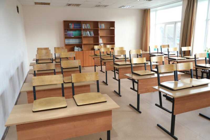 В Узбекистане педагога уволили из-за советского костюма на школьном мероприятии