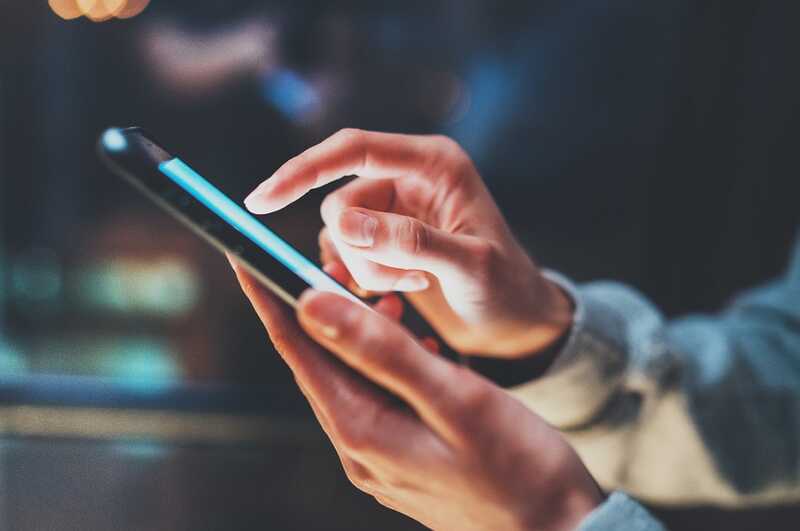 Японец перестал поднимать голову после постоянного использования смартфона