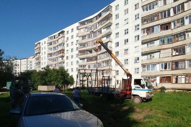 В Новосибирской области депутат спилил качели на детской площадке и поставил их около своей дачи