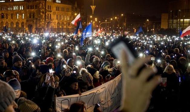 В разных городах Польши тысячи людей вышли на акции протестов