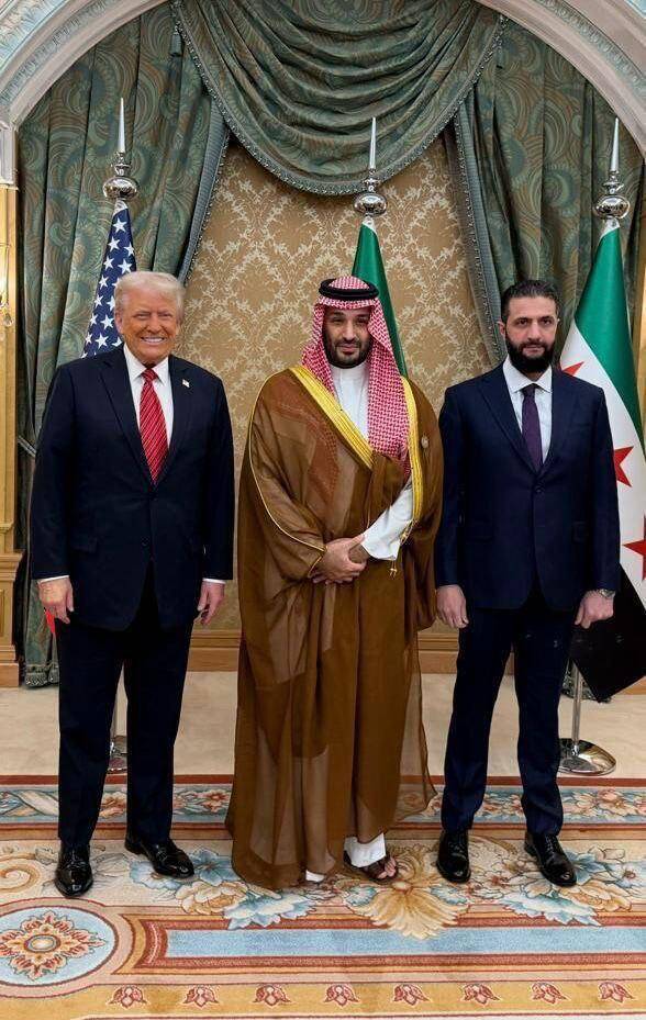 Президент США Дональд Трамп провёл переговоры с экс-главой "Аль-Каиды" qkkiddzidrridezkmp