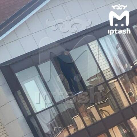 В Казани мужчина убил бывшую жену, ранил сына и угрожает самоубийством qzkiqhzidekiqddkmp