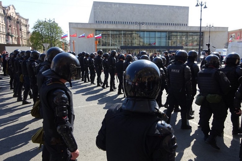 Окружившие митингующих силовики