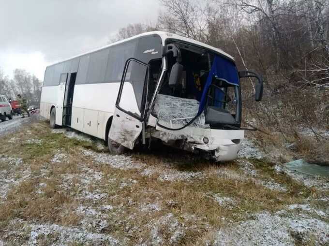 В Сибири рейсовый автобус с детьми попал в смертельное ДТП - много жертв