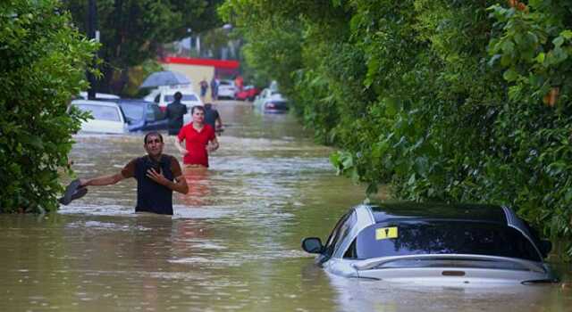 Сочи снова затопило: из-за залпового ливня вода в реке Лоо поднялась до критических отметок